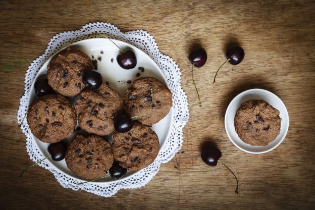 Muffin al cacao e ciliegie