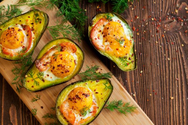 Avocadi ripieni d'uovo e salmone affumicato