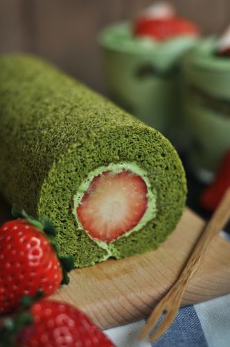 Rotolo al tè matcha e fragole