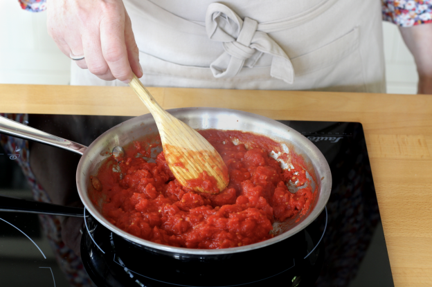 Aggiungete i pomodori schiacciati alla vostra pizza senza farli seccare