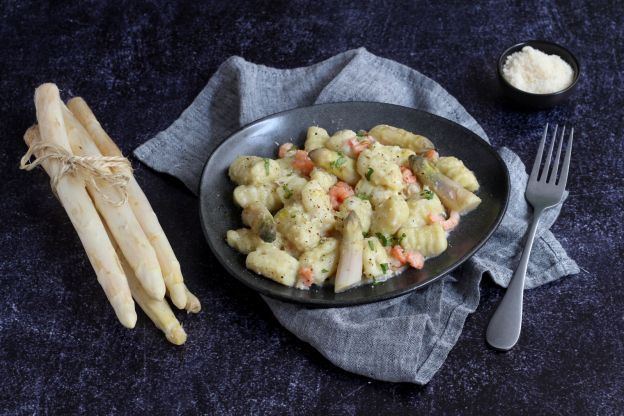 Gnocchi con crema di asparagi e gamberetti