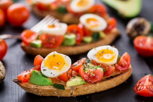 Bruschetta avocado, uovo e pomodorini