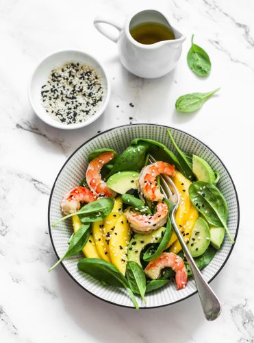 Insalata di gamberetti e mango alla thailandese