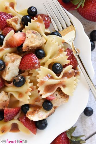 Insalata di pasta con fragole, pollo e aceto balsamico di fragole