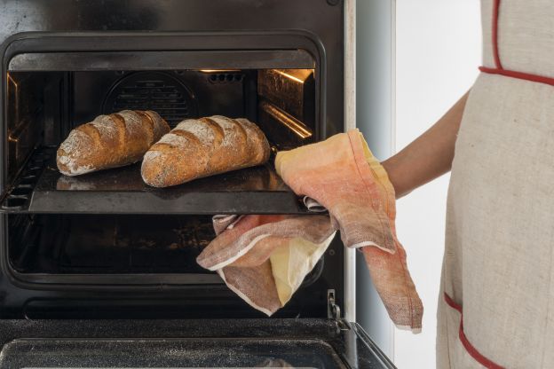 La torta è bruciata in superficie, ma cruda all’interno