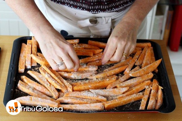 Stendete le patatine su un solo strato sulla placca del forno