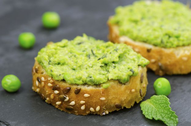 1. Crostini alla crema di piselli al profumo di menta