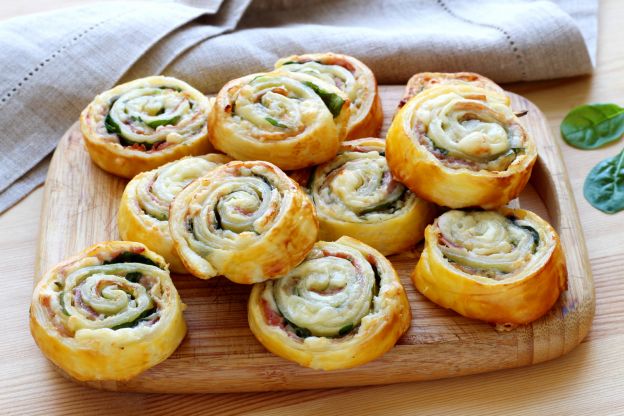 Rotolini di pasta sfoglia prosciutto e formaggio