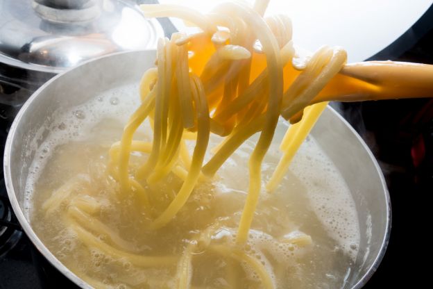 2. Mettere la pasta nell'acqua fredda e portarla ad ebollizione