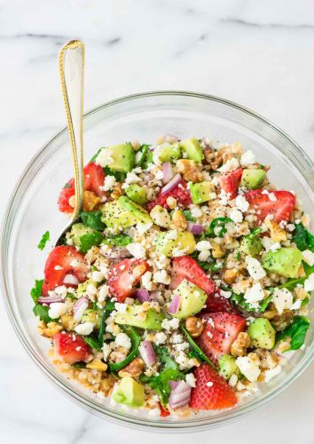 Insalata di farro con fragole, avocado e feta