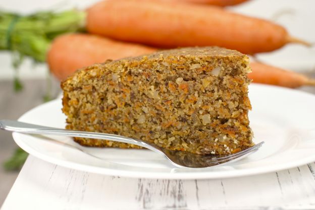 Torta di carote, mandorle e noci croccanti