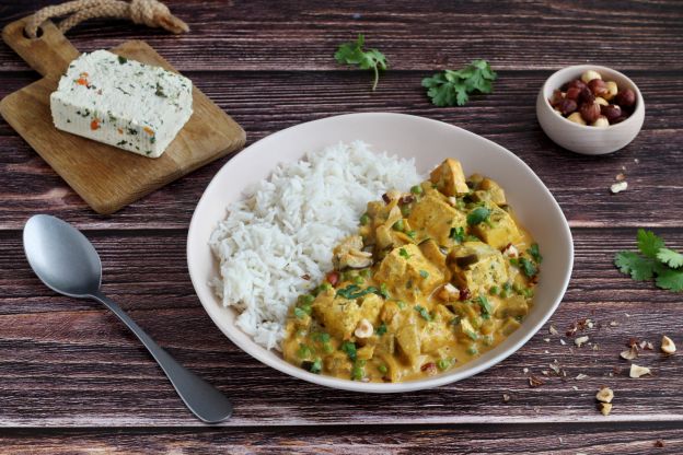 Delizioso curry con nocciole e tofu