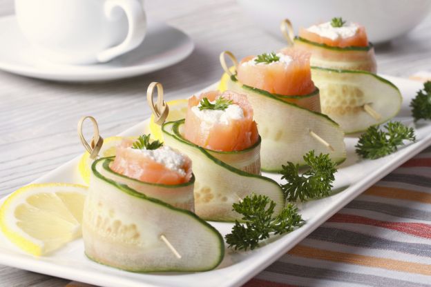 Involtini di cetriolo con salmone e formaggio