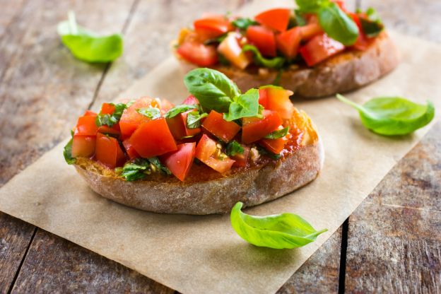 Antipasto // Bruschette pomodorini, parmigiano e basilico