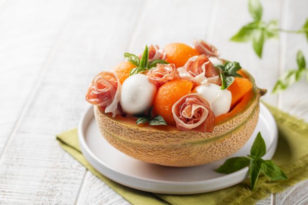 Insalata melone, mozzarella e prosciutto crudo