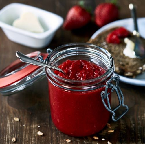 Torta a strati con una crema golosa, fragole e mirtilli