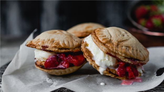 Morbidi biscotti ripieni di fragole fresche