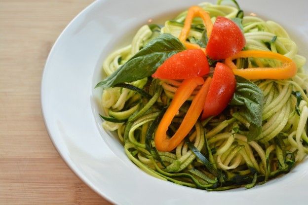 Spaghetti di zucchine al pesto, feta e pomodorini