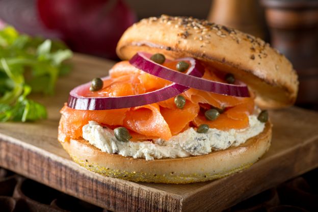 Bagel con crema di formaggio e salmone affumicato