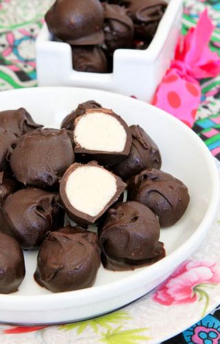 Tartufi al cioccolato con pan di spagna alla vaniglia