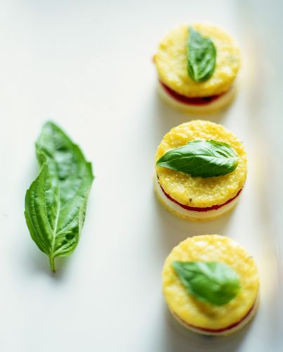 Panini di polenta, pomodoro, mozzarella e melanzane