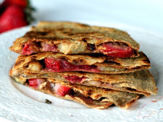 Quesadillas al burro di arachidi e banana alla fragola