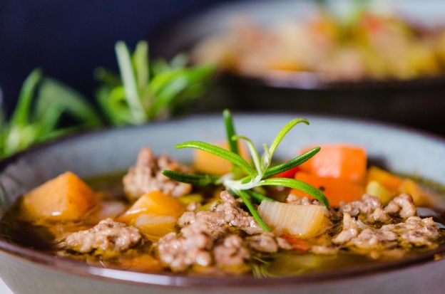 Zuppa di carne macinata con verdure