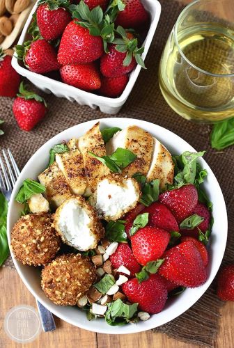 Insalata di pollo, fragole e basilico con palline di formaggio di capra fritte