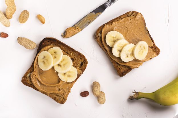 Toast alla banana e burro di arachidi