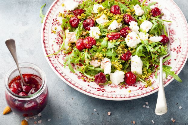 Insalata con ciliegie e formaggio di capra