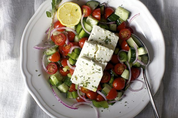 Insalata greca con limone e origano