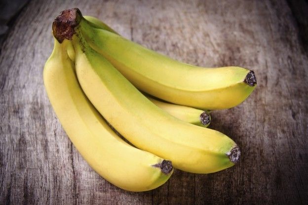 per impedire che la banana annerisca dopo averla sbucciata