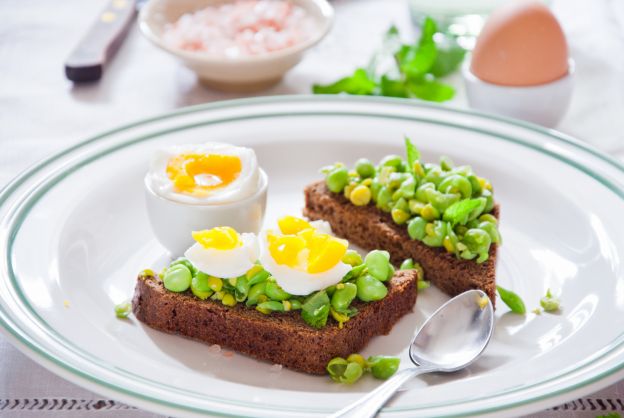 Toast di piselli con menta