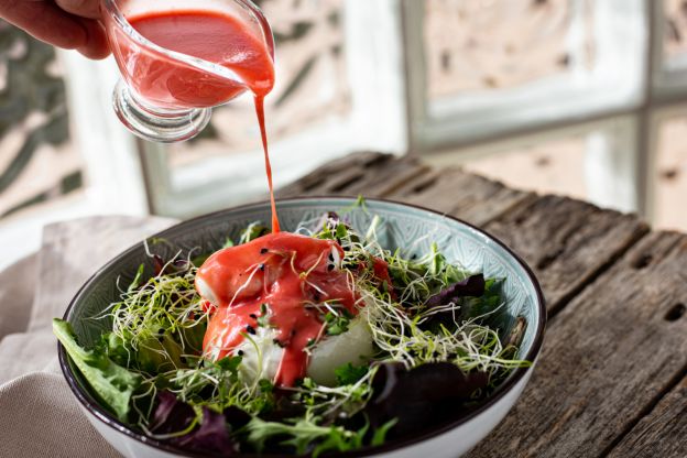 Insalata di burrata con salsa di lamponi