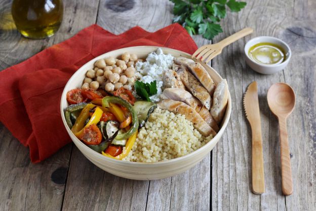 Insalatona cous cous, ceci, verdure e pollo