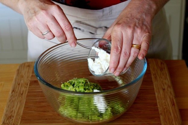 Versate in una ciotola ed aggiungete la ricotta