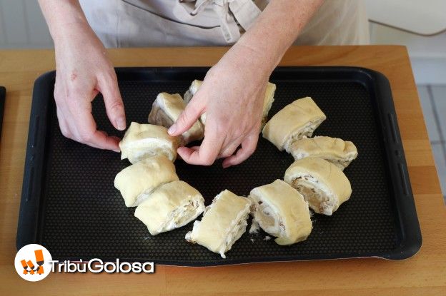 Appoggiate i rotolini in piedi sulla placca del forno, formando un cerchio