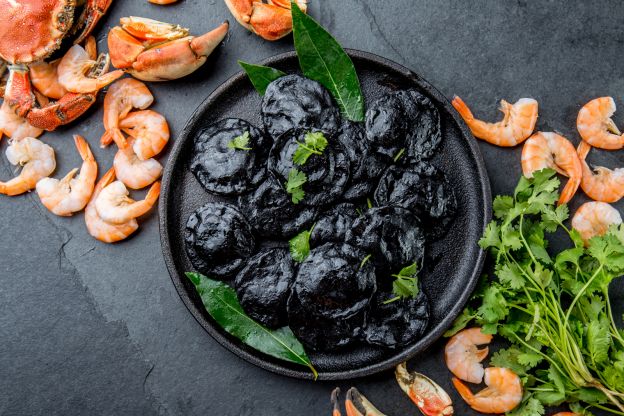 Ravioli al nero di seppia con ripieno di gamberetti