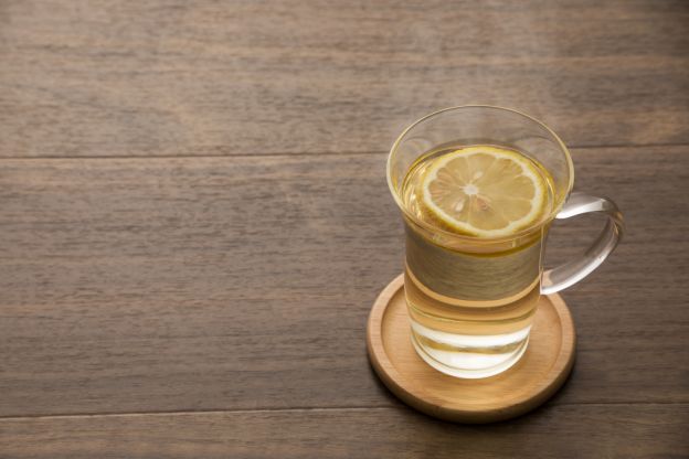 2. Bevi acqua calda con succo di limone