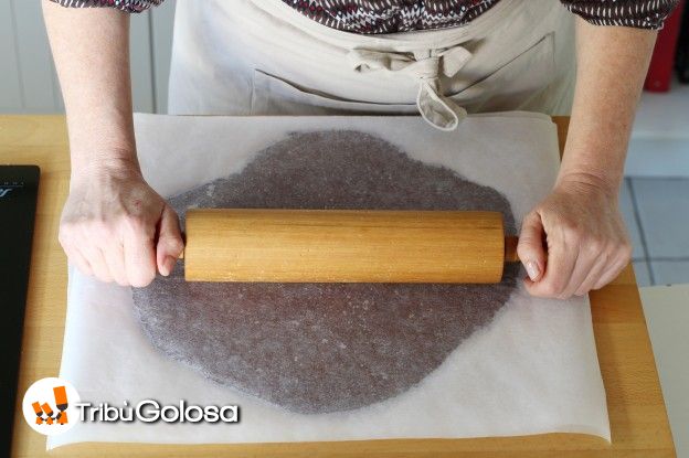 Stendere l'impasto tra due fogli di carta da forno, mantenendo uno spessore di mezzo cm.