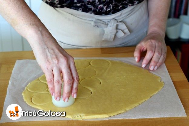 Ritagliate dei cerchi o le forme che preferite con l'aiuto di uno stampino