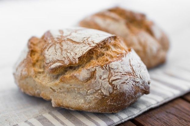 UN TRUCCO PER RENDERE DI NUOVO MORBIDO IL PANE INDURITO: 