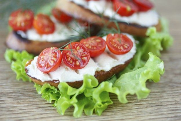 Bruschetta al formaggio e pomodorini