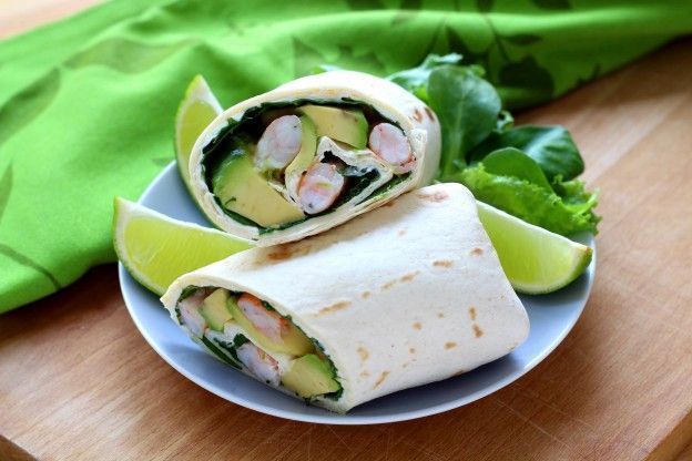 2. Wraps con avocad, gamberetti e hummus