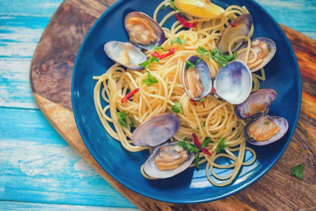 7. Aggiungere formaggio grattugiato ad un piatto di pasta con il pesce