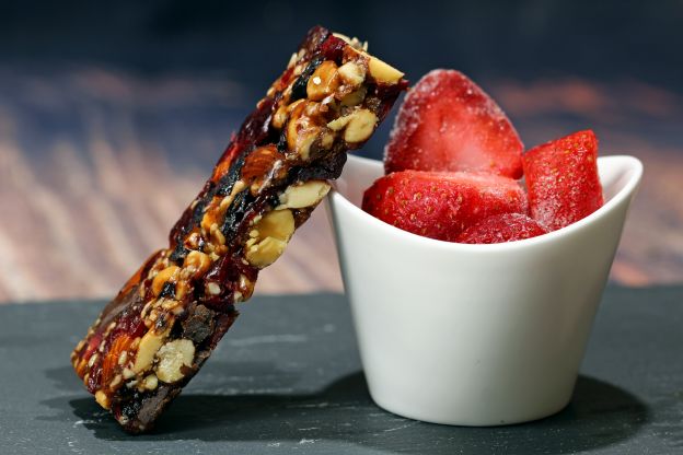 Barrette fragole, cioccolato e cereali