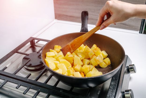 3. Cuocere le patate in un solo strato