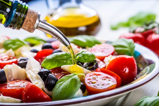 Insalata con ceci, feta, pomodori secchi ed olive