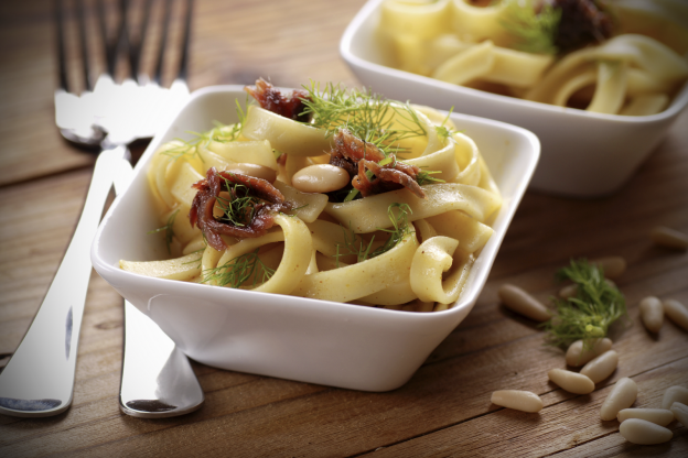 Pasta con alici, pinoli ed aneto