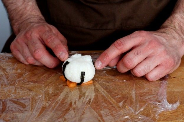 Decorare le palline di sushi